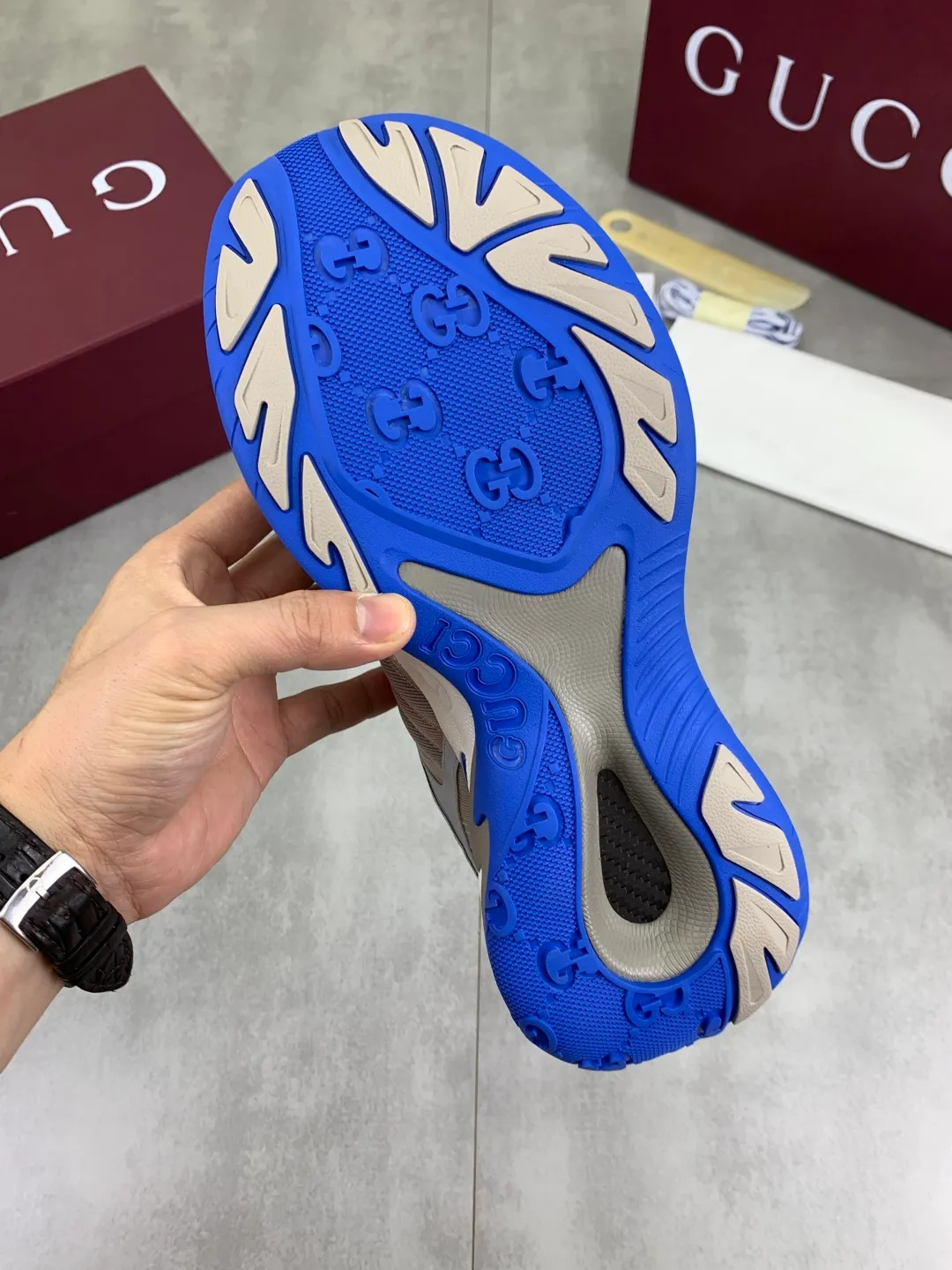Men's shoes 💰P980 new style 💰 Gucci, couple style, women's style will be released later, new 2.0 futuristic sneakers‼ ️A pair of subversive sneakers is here. Gucci 2.0, a full series of 4 colors with key investment, smart silhouette: slightly curved forefoot design, you can clearly feel the propulsion when commuting and trotting, and it can enhance the sense of line extension when paired with wide-leg pants or cycling pants. EVA thick soles not only have a comfortable height-increasing effect, but also reduce weight (it actually lasts 3 hours of shopping without tiring your feet!) Highlight moments for lazy people: 2. Just choose it for airport wear! You can take them off in seconds after passing the security check (you can put them on as soon as you lift the heel strap), because the shoes come with a sliding buckle, so no need! ! Tie your shoes. Really achieve the sense of relaxation that goes with you. Size: Female 35-40 Male 39-45